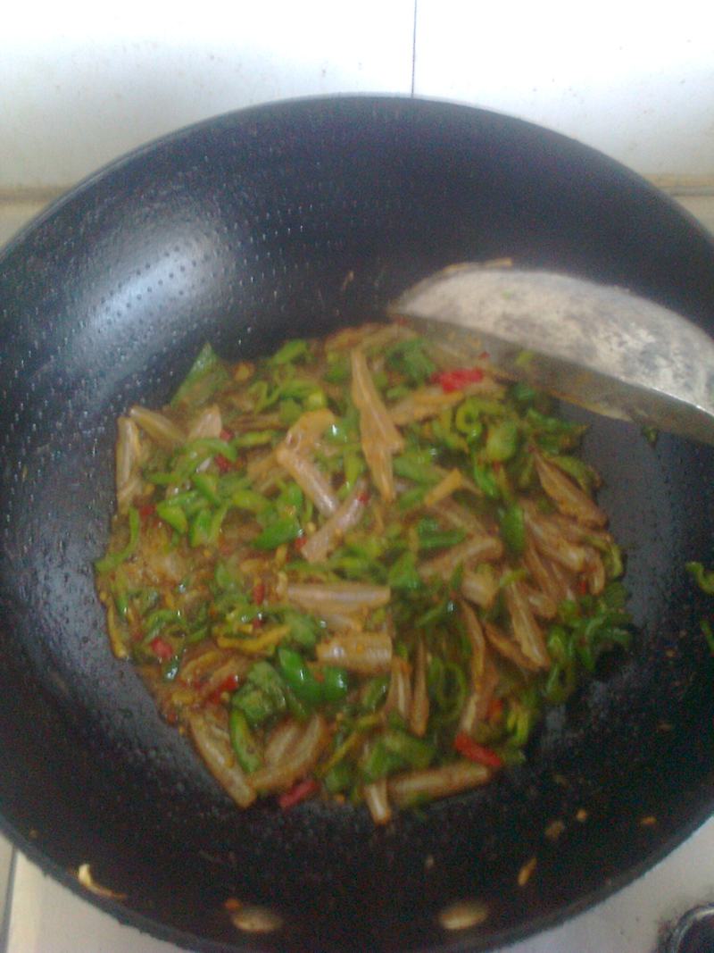 Steps for Stir-fried Green Pepper with Dried Small Fish