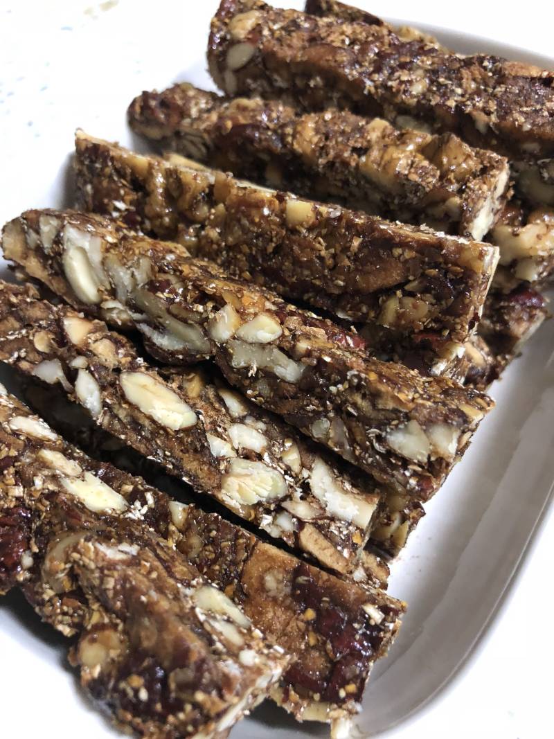 Detailed Steps for Making Homemade Low-Calorie Beauty Energy Bars