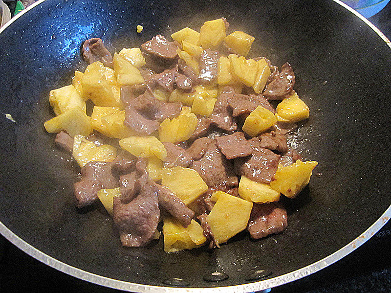 Steps for Making Pineapple Stir-Fried Beef