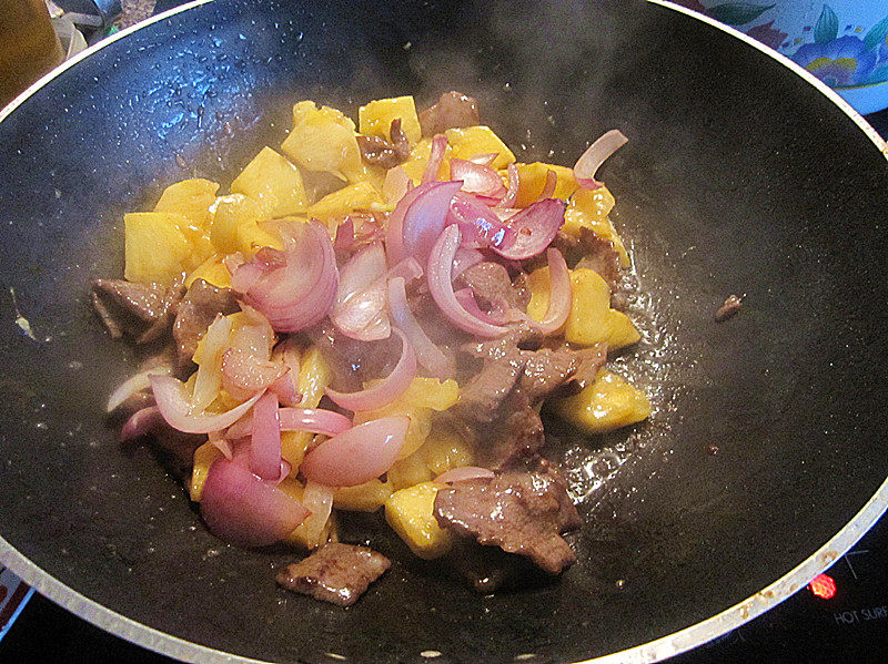 Steps for Making Pineapple Stir-Fried Beef