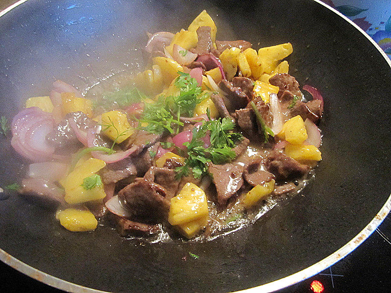 Steps for Making Pineapple Stir-Fried Beef