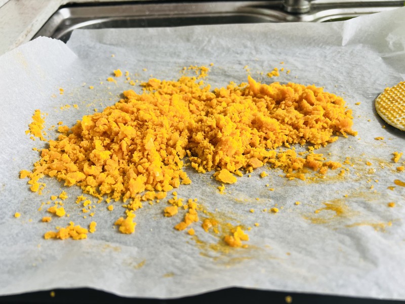 Steps for Making Salted Egg Yolk Snowflake Pastry