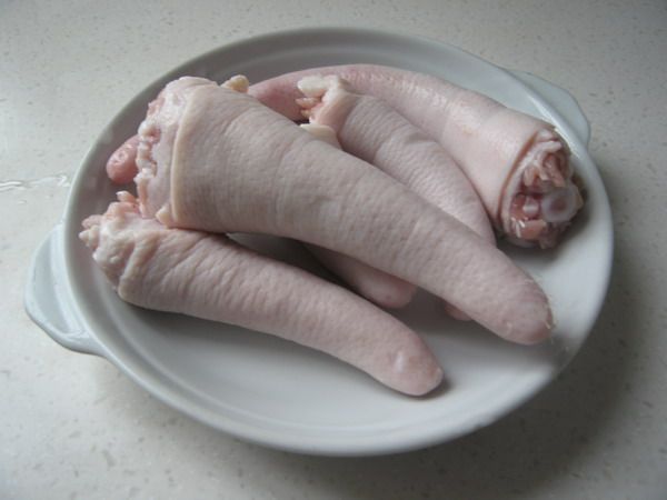 Detailed Steps to Cook Delicious and Nutritious Braised Pig Tails