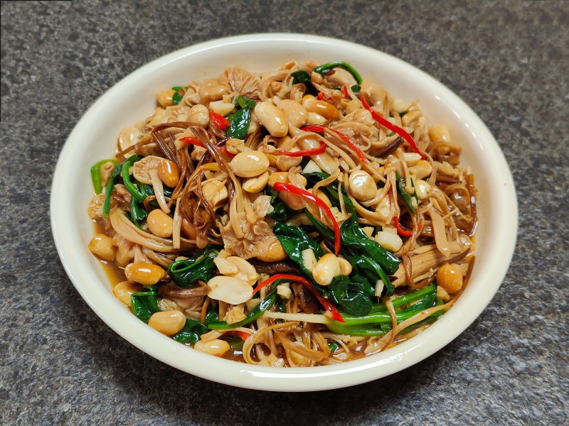 Cold Spinach and Enoki Mushroom Salad