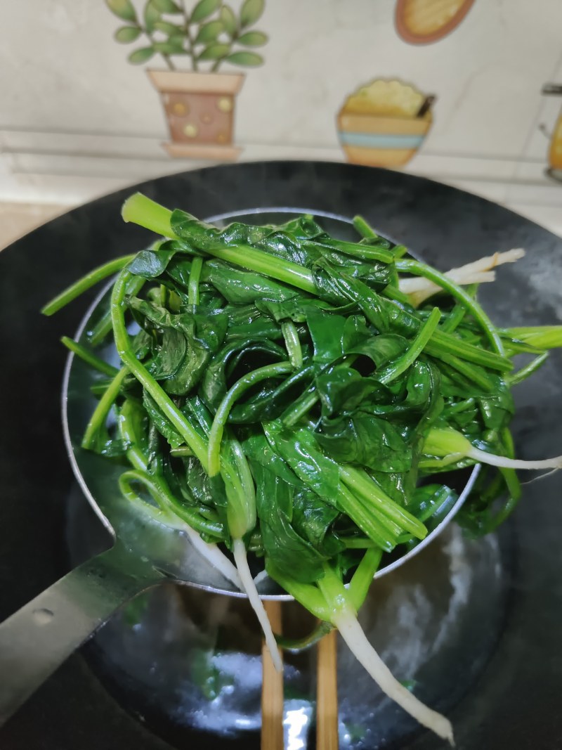 Steps for Making Cold Spinach and Enoki Mushroom Salad