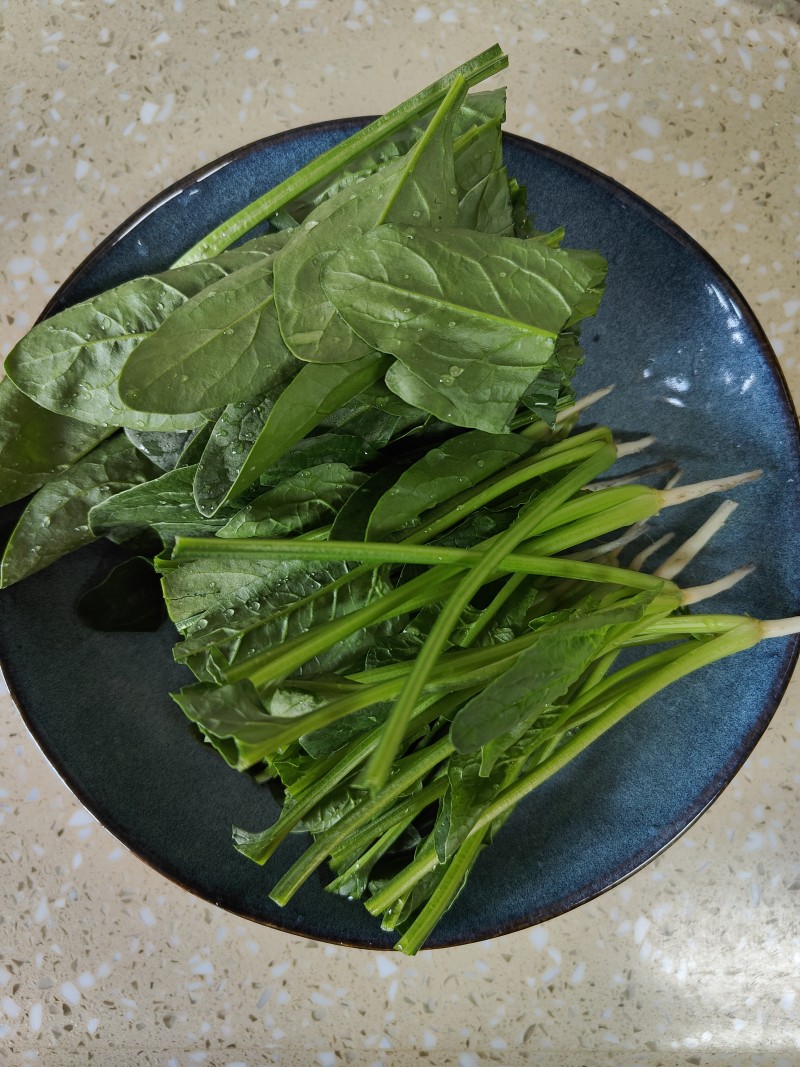 Steps for Making Cold Spinach and Enoki Mushroom Salad