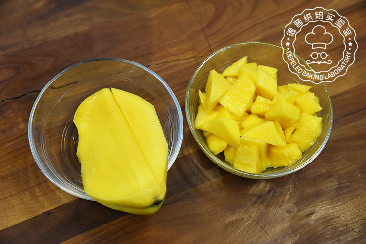 Steps for Making Durian Mango Pizza