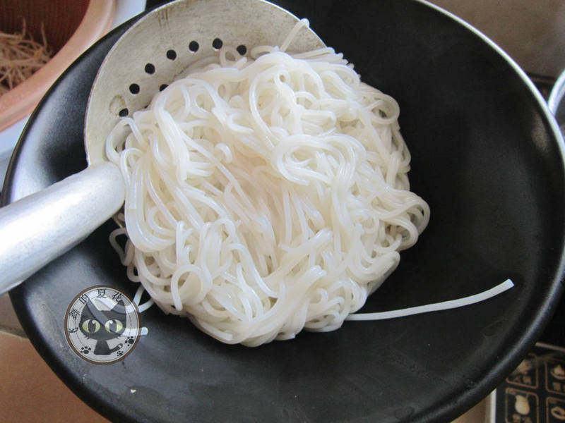 Steps for Making Vietnamese Dry Rice Noodles