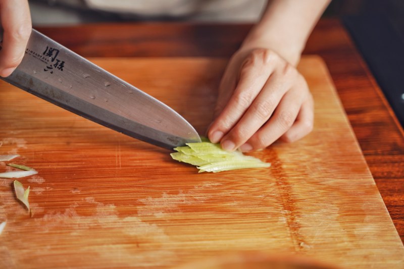 Steps for Making Iced Celery with Thai Sweet Chili Sauce