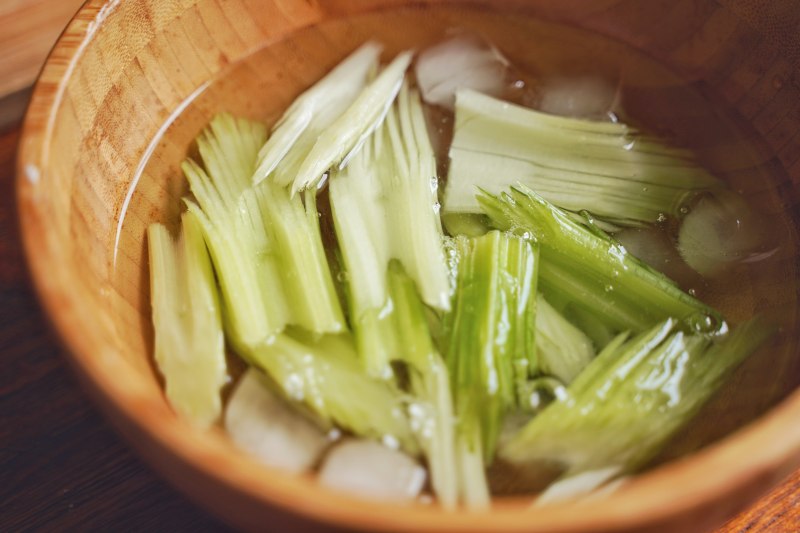 Steps for Making Iced Celery with Thai Sweet Chili Sauce