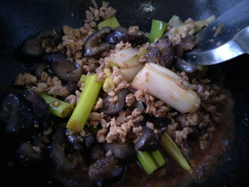 Steps for cooking Minced Meat and Sea Cucumber