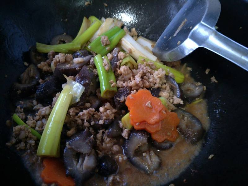 Steps for cooking Minced Meat and Sea Cucumber