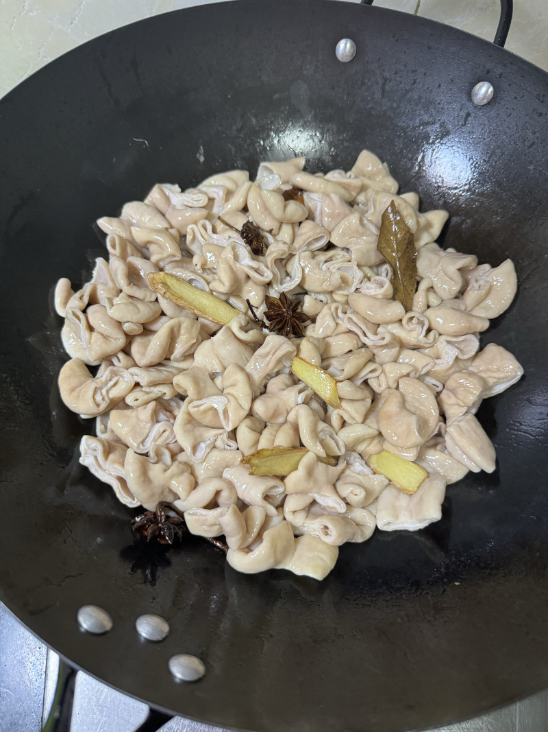 Steps for making Braised Pork Intestines with Soybeans