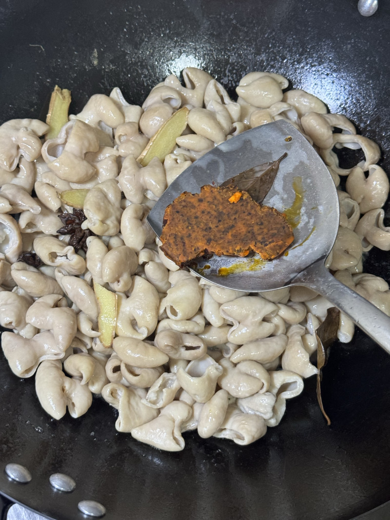 Steps for making Braised Pork Intestines with Soybeans