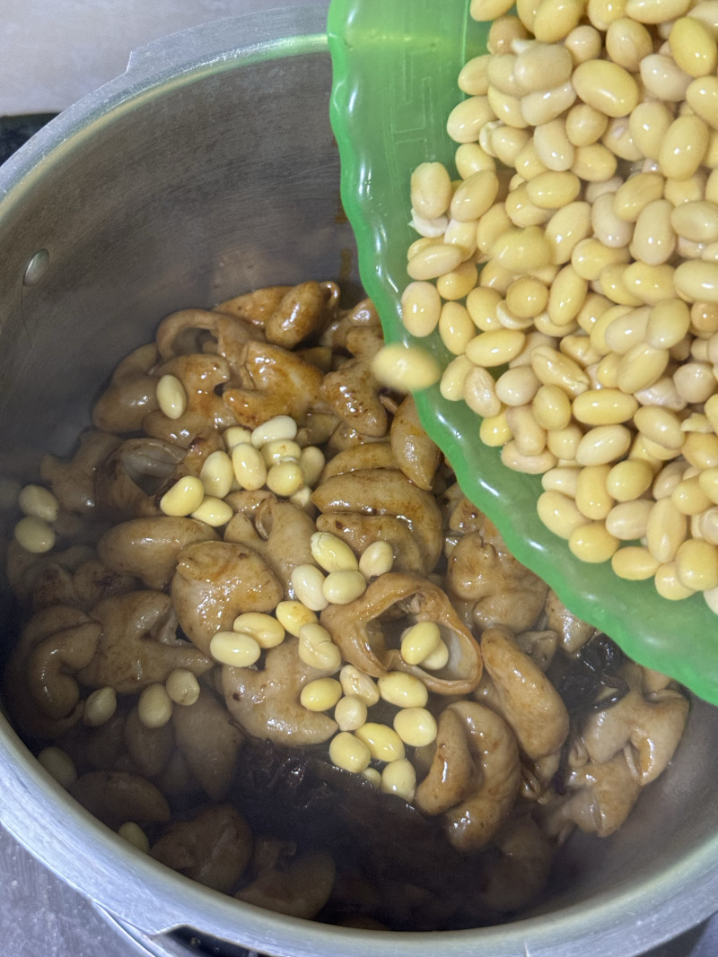 Steps for making Braised Pork Intestines with Soybeans