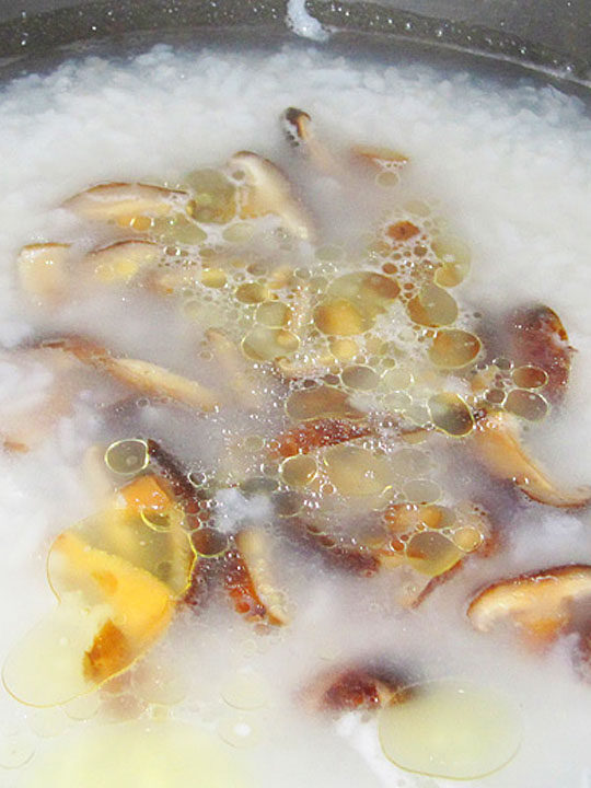 Quick Late-Night Snack—Mushroom and Chicken Gizzard Congee Cooking Steps