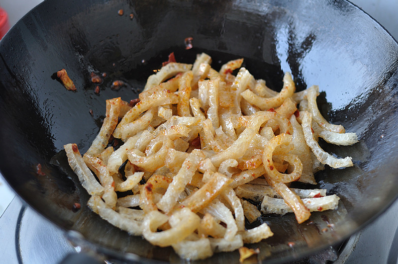 Steps for making Sour and Spicy Crispy Pork Skin