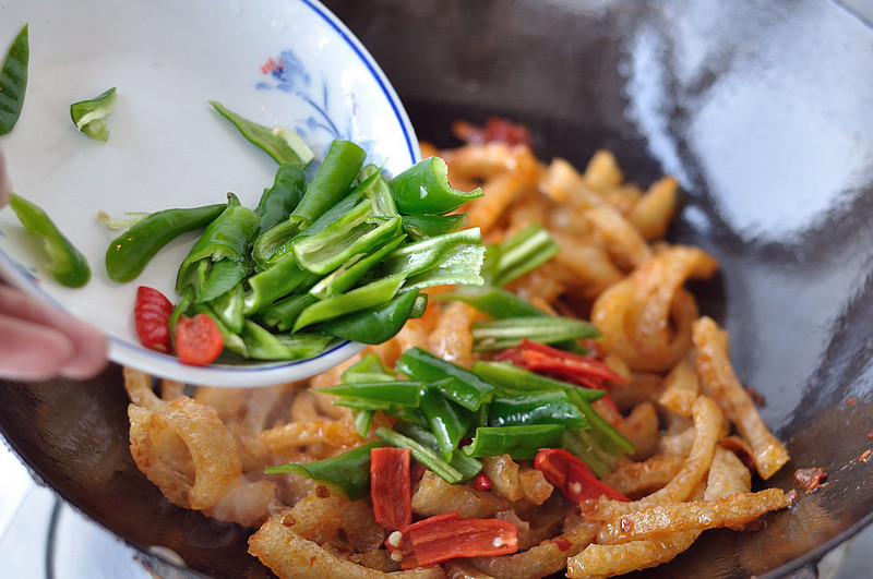 Steps for making Sour and Spicy Crispy Pork Skin