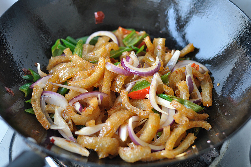 Steps for making Sour and Spicy Crispy Pork Skin