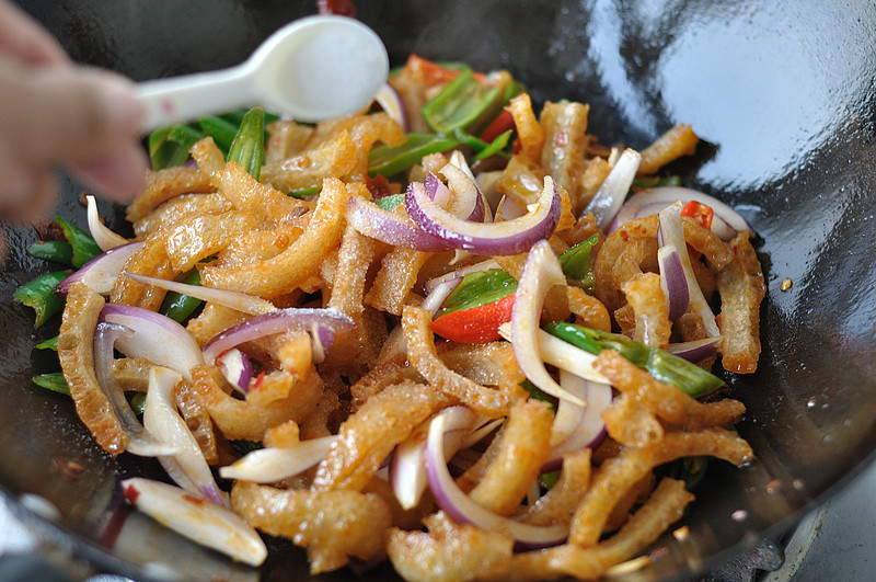 Steps for making Sour and Spicy Crispy Pork Skin