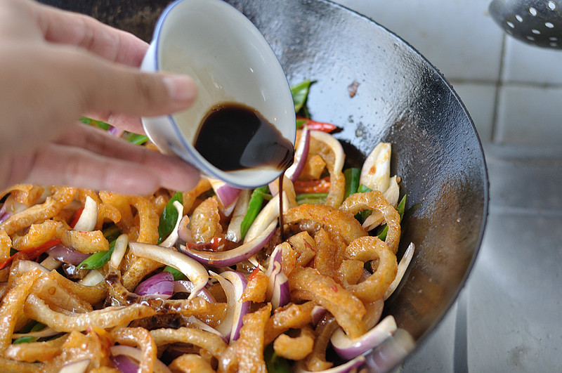 Steps for making Sour and Spicy Crispy Pork Skin