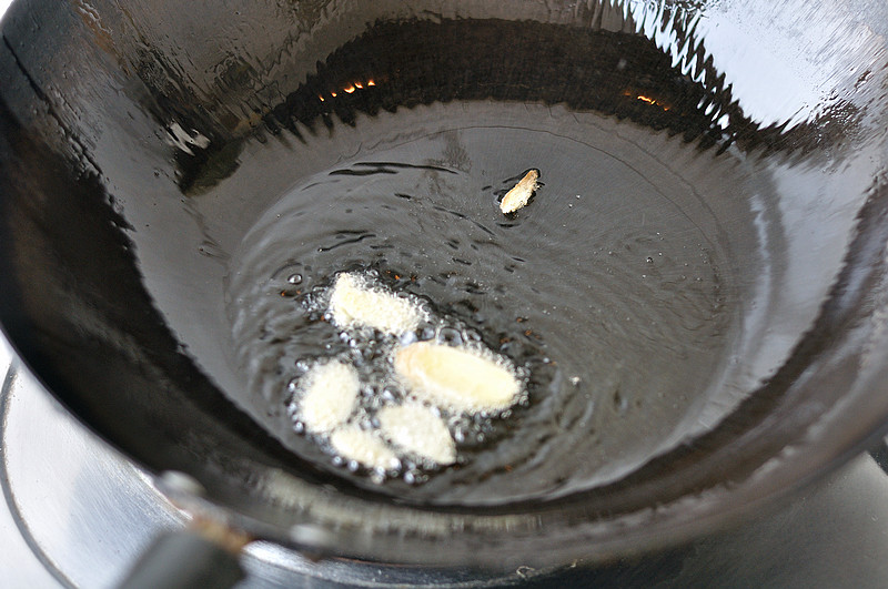 Steps for making Sour and Spicy Crispy Pork Skin