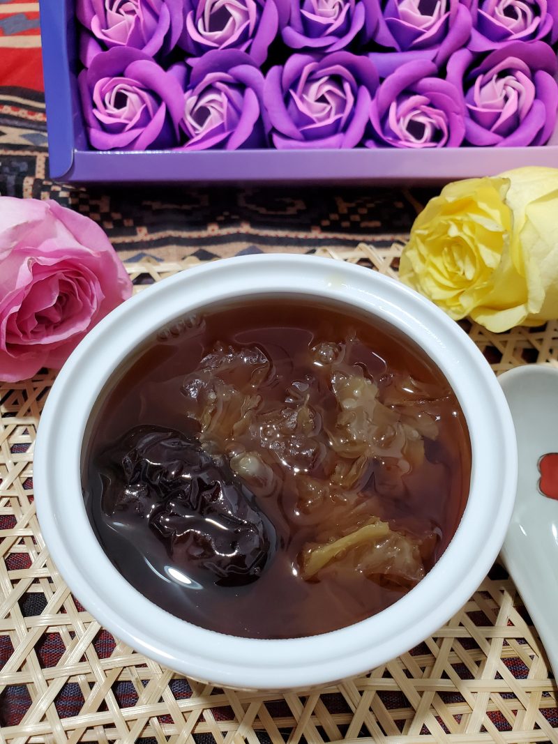 Steps for Cooking Black Sugar Stewed Red Dates and Tremella