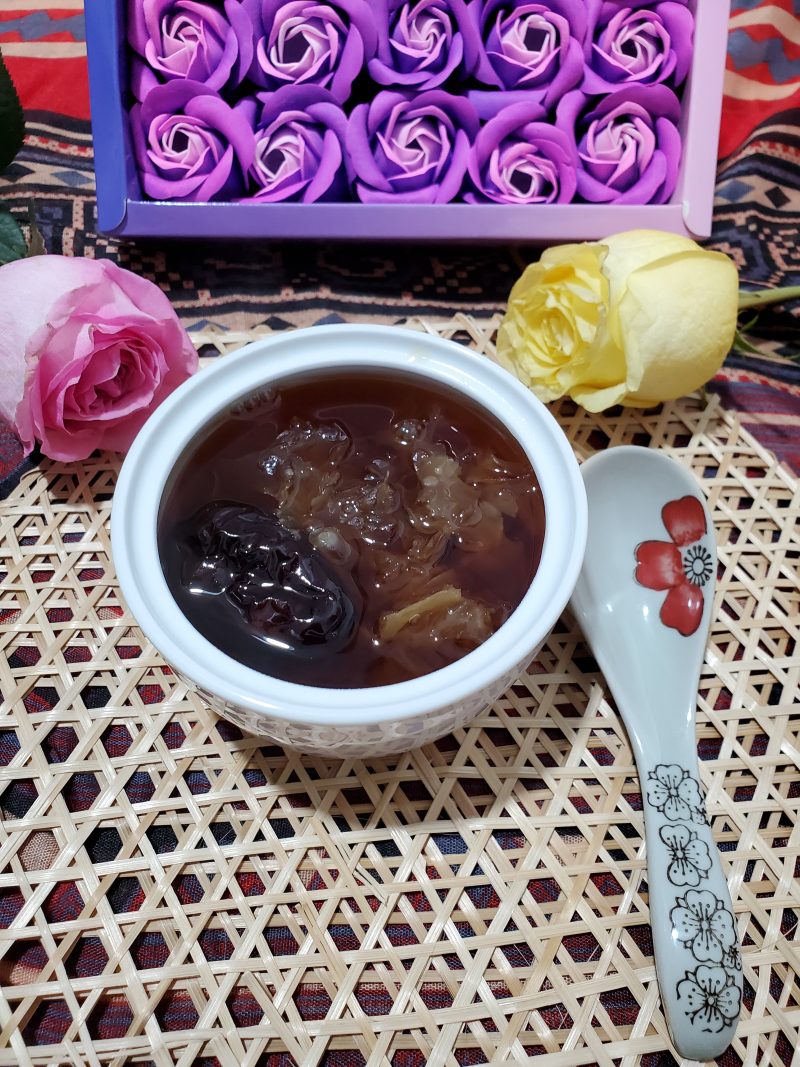 Steps for Cooking Black Sugar Stewed Red Dates and Tremella