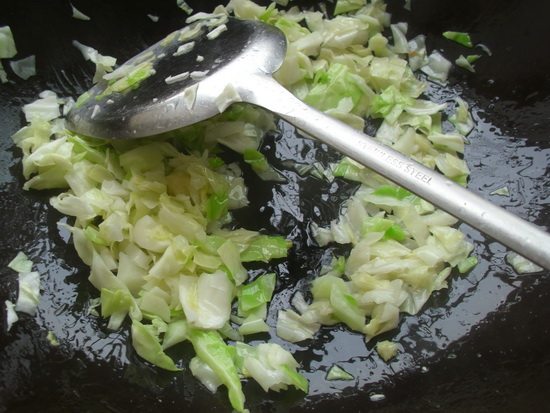 Steps for Making Cabbage and Egg Fried Rice