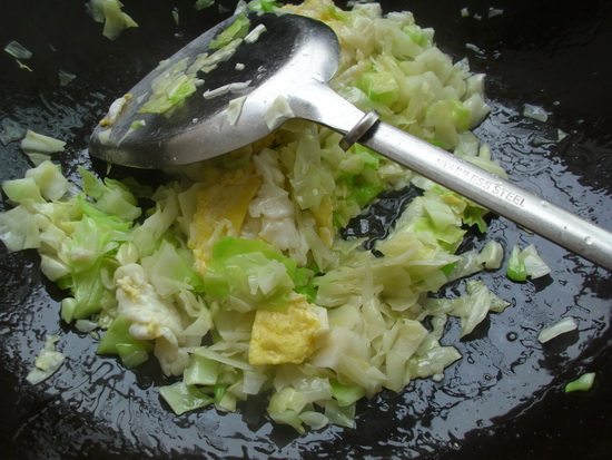 Steps for Making Cabbage and Egg Fried Rice