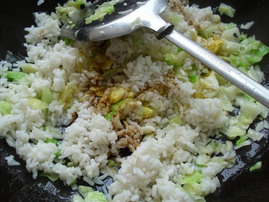 Steps for Making Cabbage and Egg Fried Rice