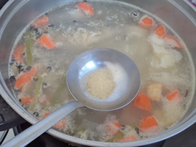 Steps for Cooking Carrot and Yam Crucian Carp Soup