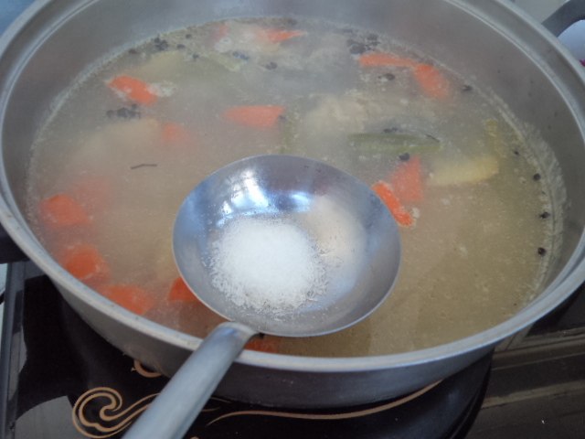 Steps for Cooking Carrot and Yam Crucian Carp Soup