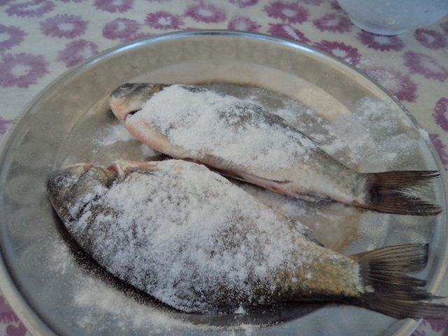 Steps for Cooking Carrot and Yam Crucian Carp Soup