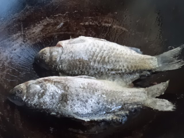 Steps for Cooking Carrot and Yam Crucian Carp Soup