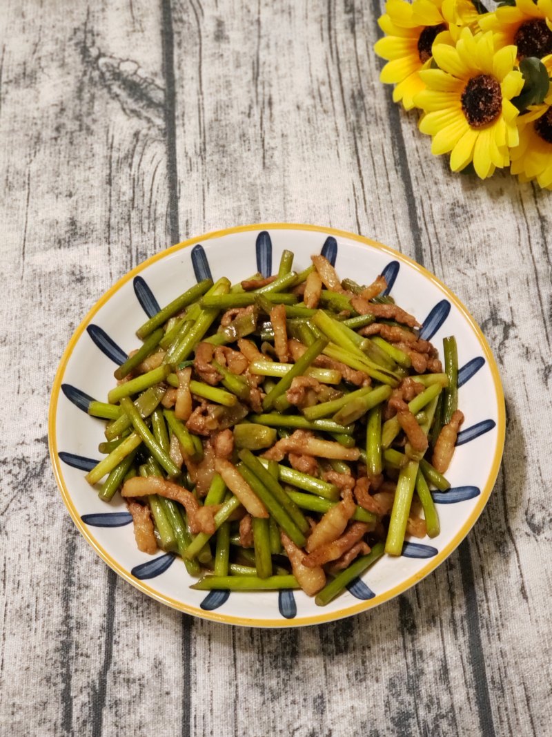 Steps for Cooking Delicious Garlic Shoots Stir-Fried Pork