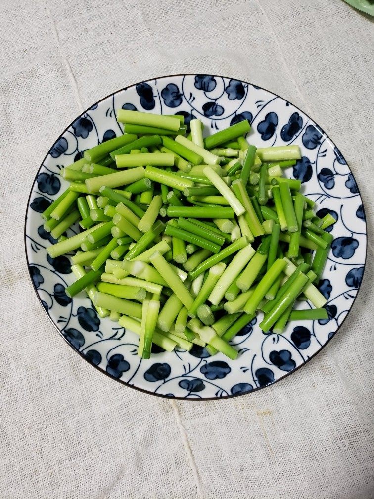 Steps for Cooking Delicious Garlic Shoots Stir-Fried Pork