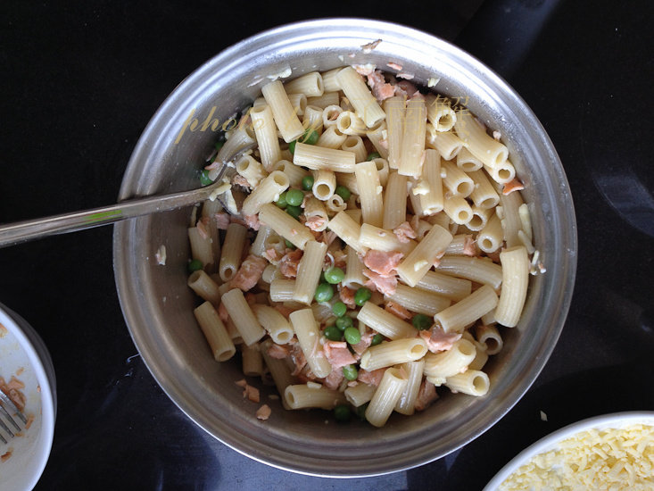 Steps for Making Salmon Cheese Pasta