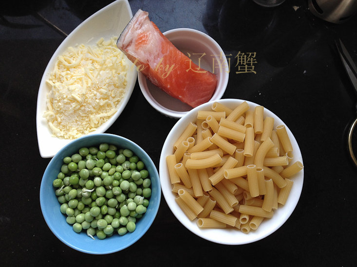 Steps for Making Salmon Cheese Pasta