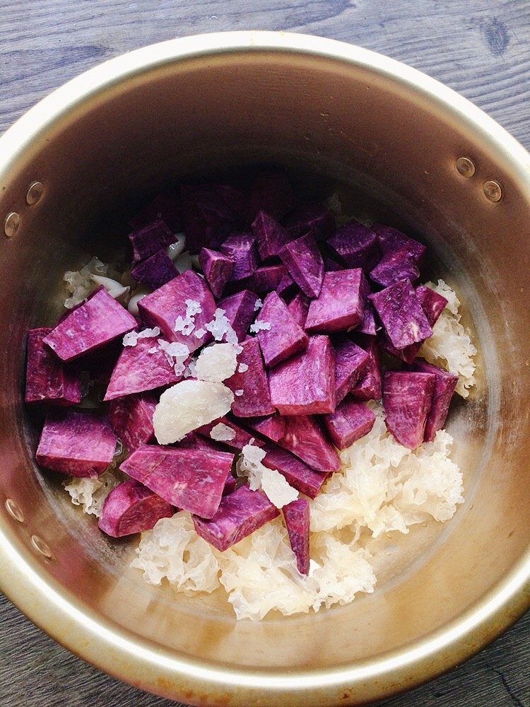 Steps for Cooking Purple Sweet Potato, Lily Bulb and Tremella Soup