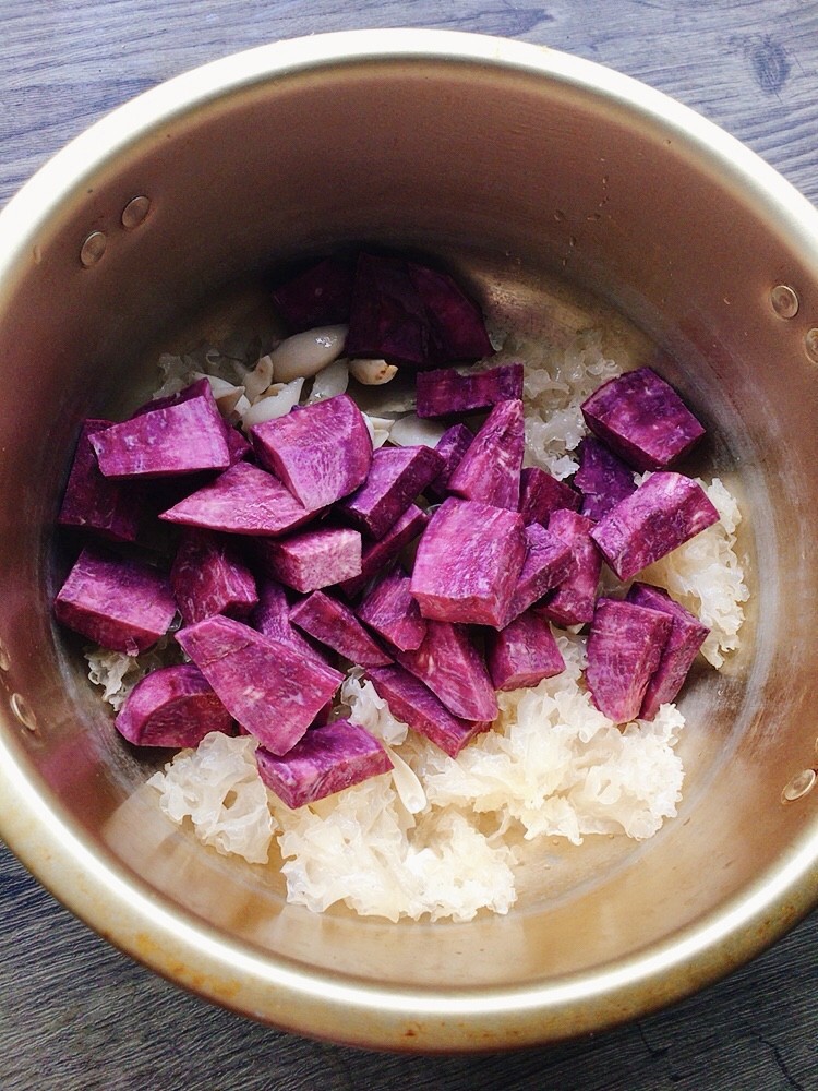 Steps for Cooking Purple Sweet Potato, Lily Bulb and Tremella Soup