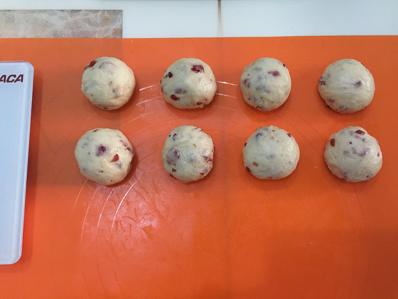 Step-by-Step Instructions for Cranberry Cheesecake Bread Rolls