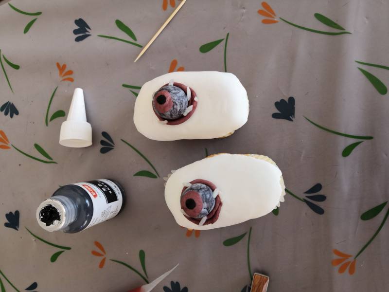 Step-by-Step Instructions for Making Halloween Fondant Cupcakes