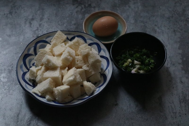 Steps for Cooking Pan-Fried Steamed Bun Cubes