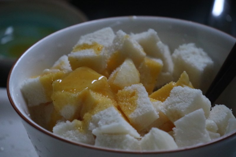 Steps for Cooking Pan-Fried Steamed Bun Cubes