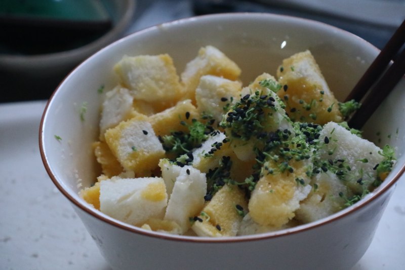 Steps for Cooking Pan-Fried Steamed Bun Cubes