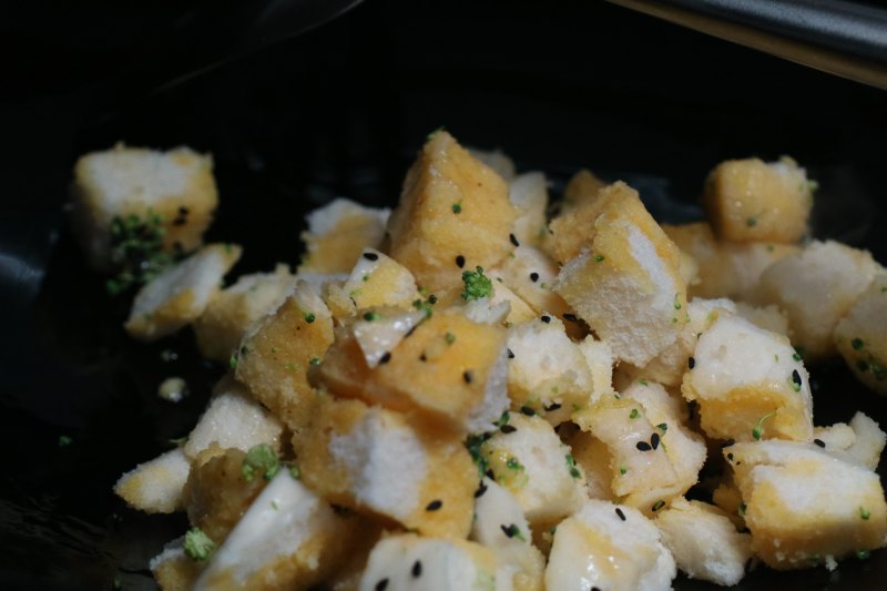 Steps for Cooking Pan-Fried Steamed Bun Cubes