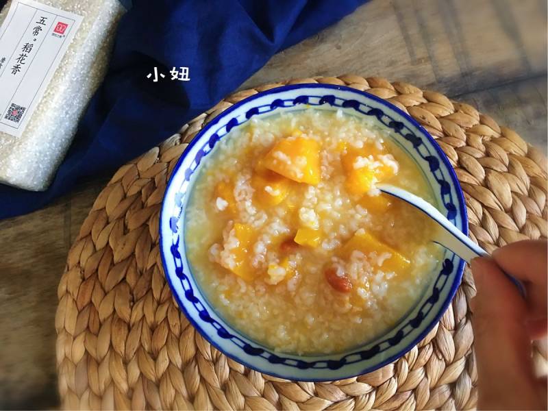 Steps for Cooking Rice and Pumpkin Porridge