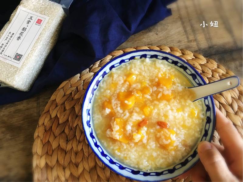 Steps for Cooking Rice and Pumpkin Porridge