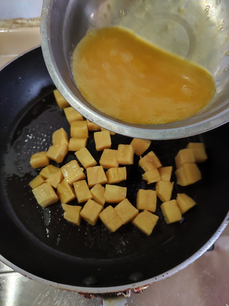 Steps for Making Yellow Rice Cake with Fried Egg